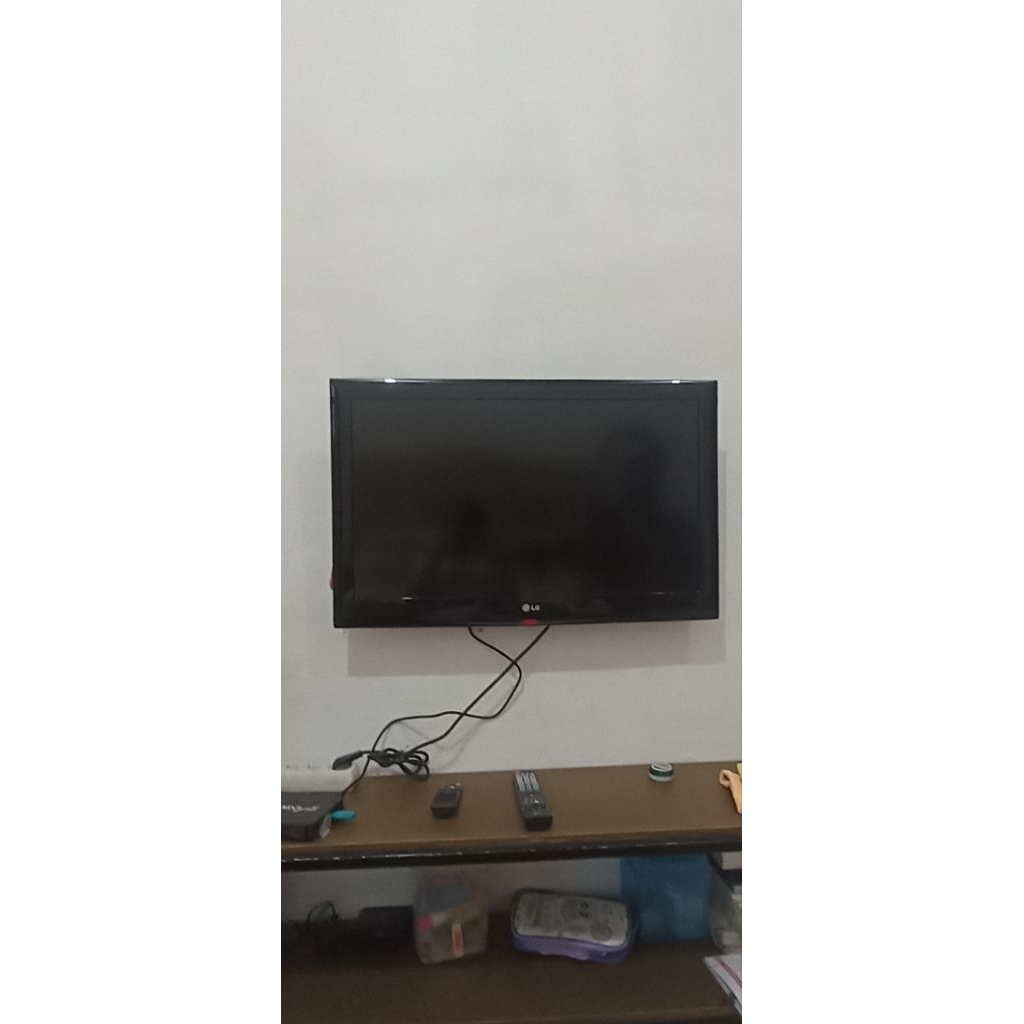 TV LG LED flat-panel 32" Full HD - KONDISI BEKAS.