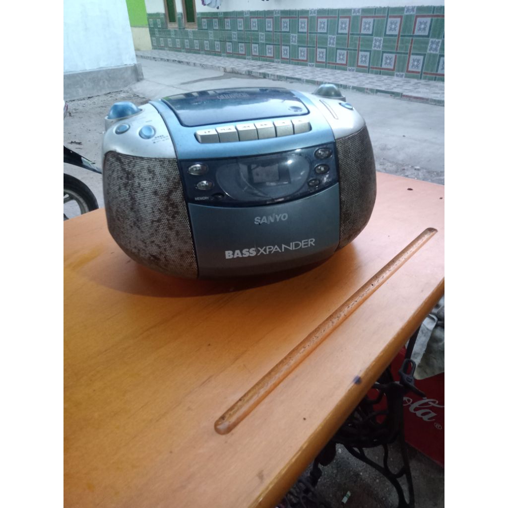 mini compo mini tape radio DVD player Sanyo(radio on)