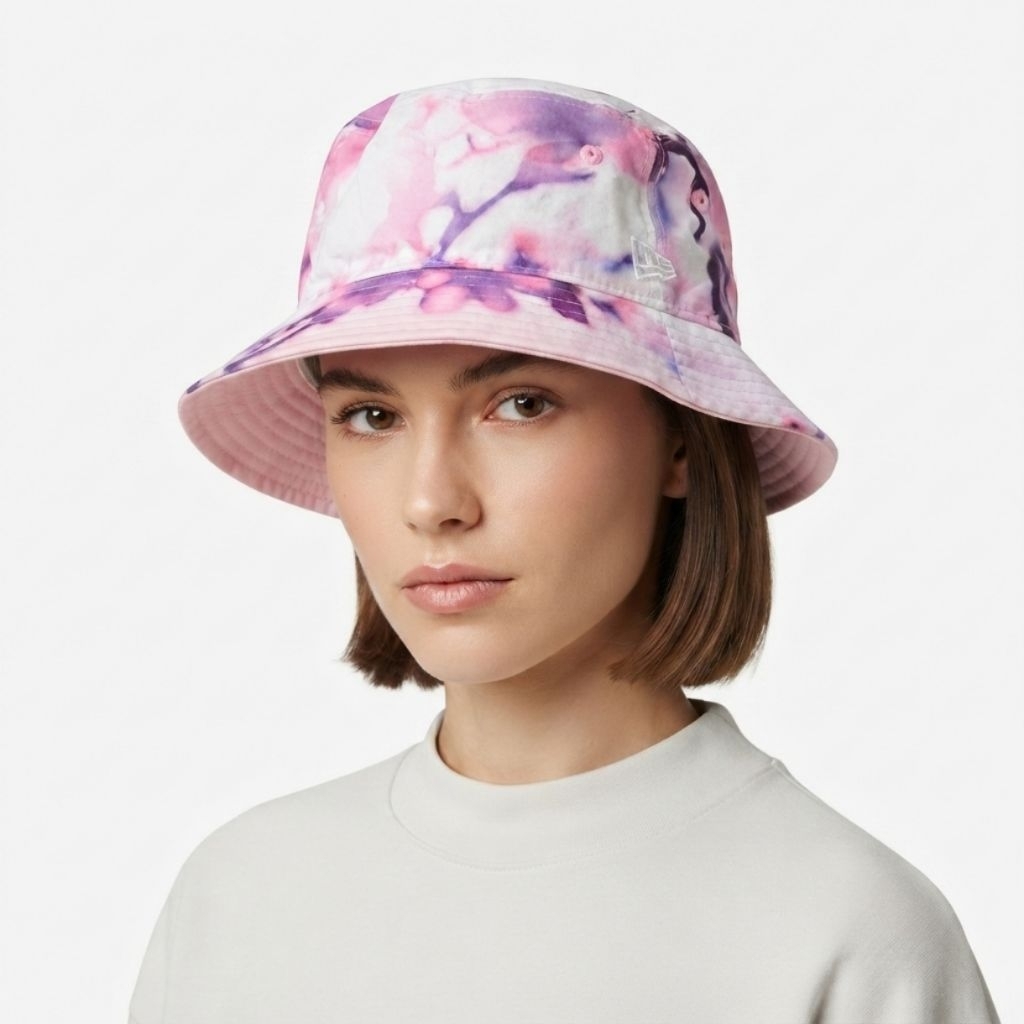 TOPI WANITA NEW ERA SAKURA PINK ALL OVER PRINT TAPERED BUCKET [14147959]