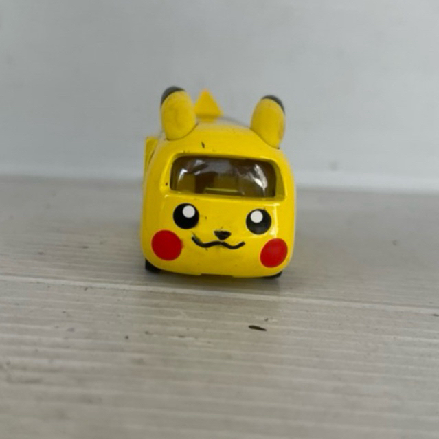 Takara Tomy Mobil pikachu