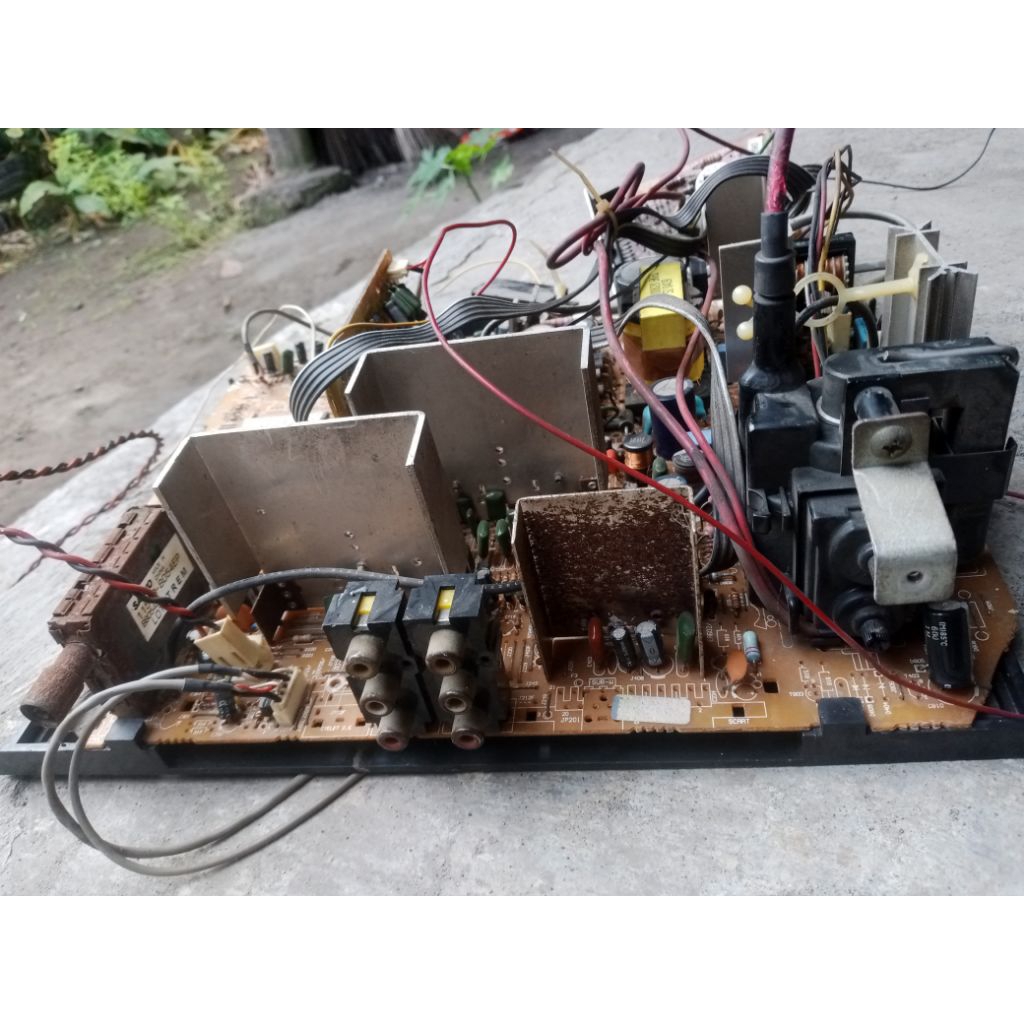 mesin tv Polytron 21inc bekas mati blm cek utuh foto stok