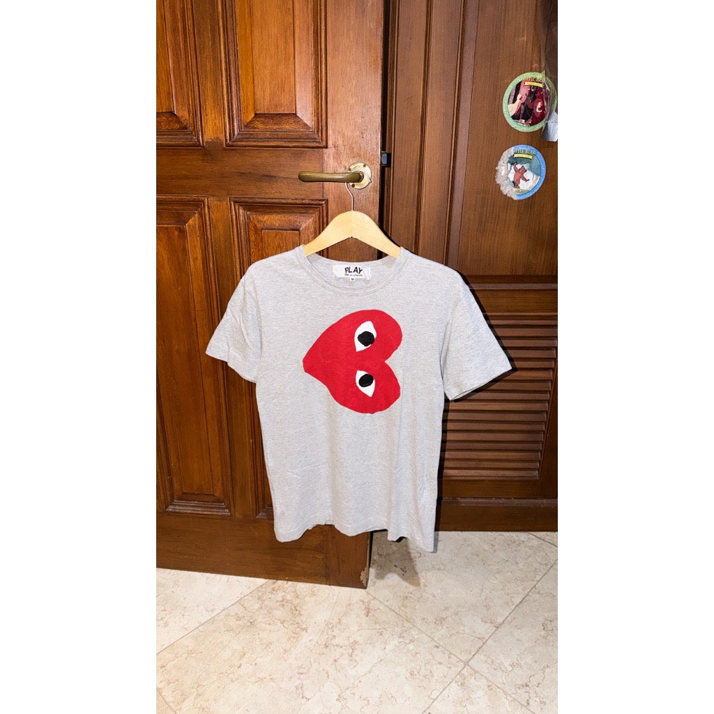 Kaos Play CDG Sideways Grey Big Red Logo Tshirt Abu size M