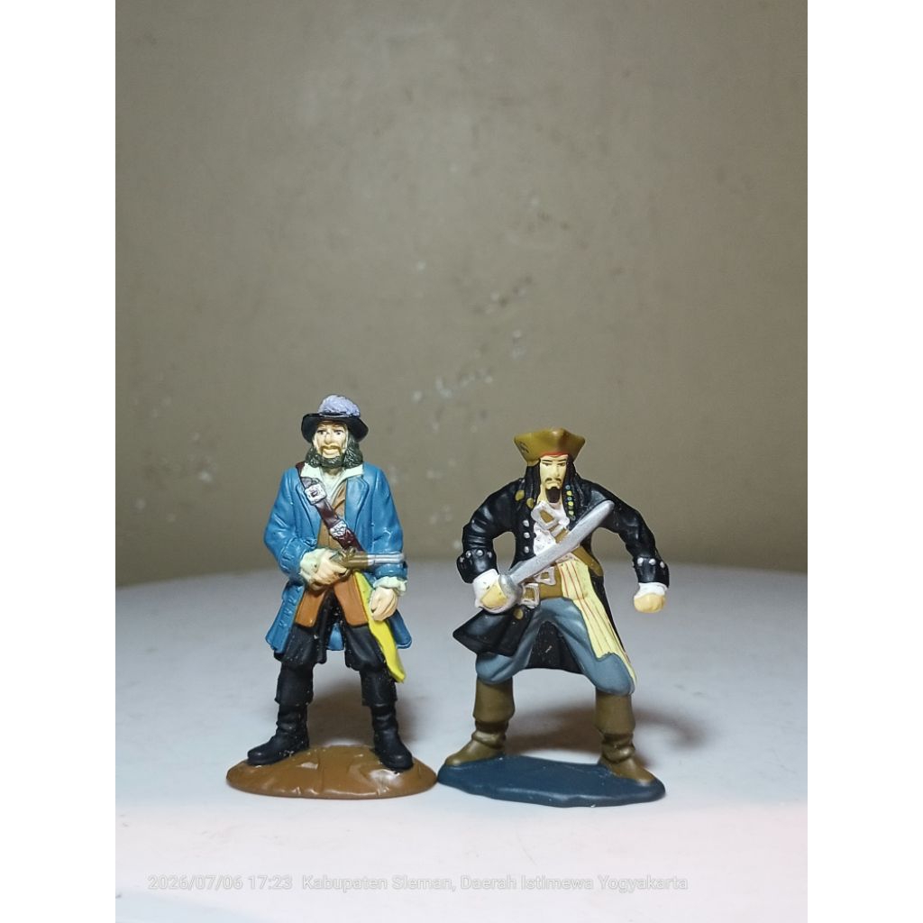action figure kapten jack sparrow pirates of the caribbean isi 2 buah