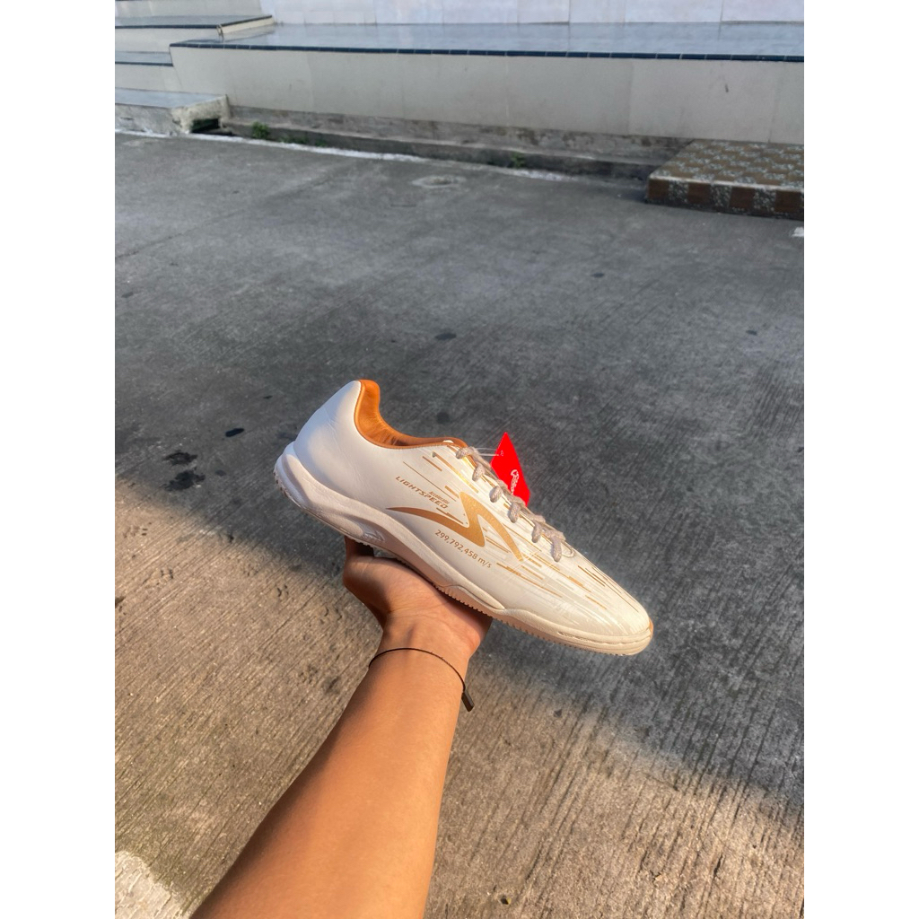 Sepatu Futsal Lightspeed Reborn