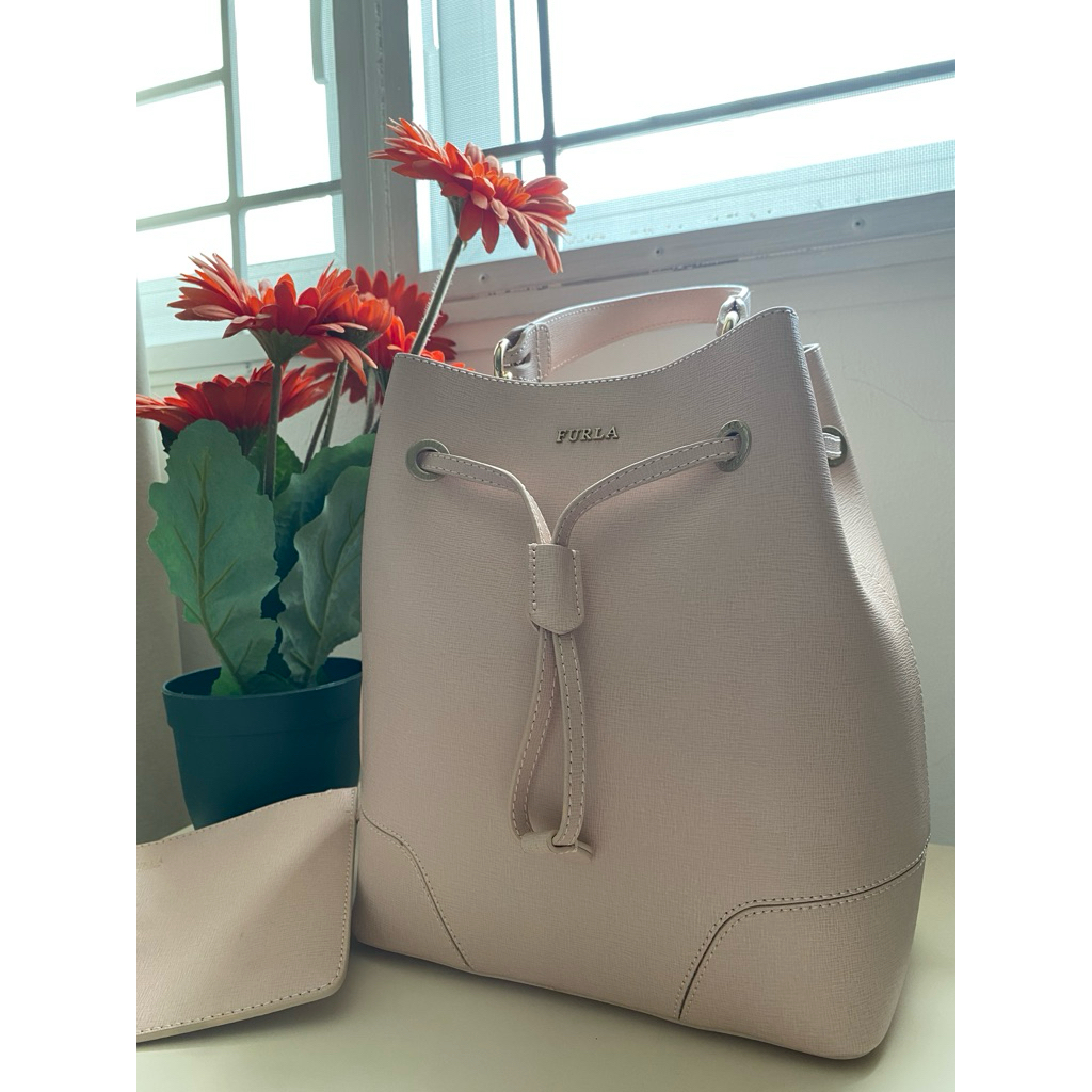 PRELOVED LIKE NEW Furla stacy bucket bag Medium leather in moonstone pink