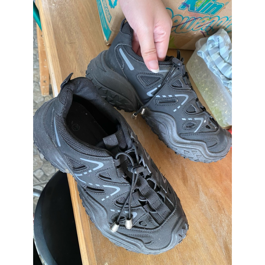 Sepatu preloved 41 dan 43