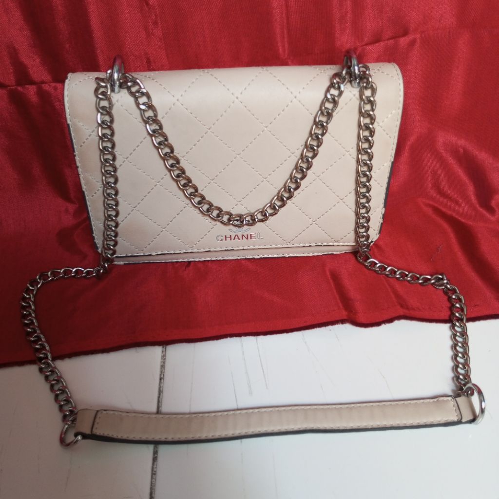 Tas Selempang Chanel Putih Krem Motif Quilted Dengan Tali Rantai Elegan