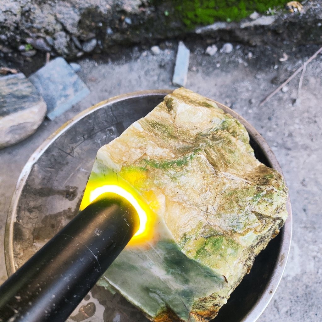 Batu giok putih white jadeite jade 2.5kg