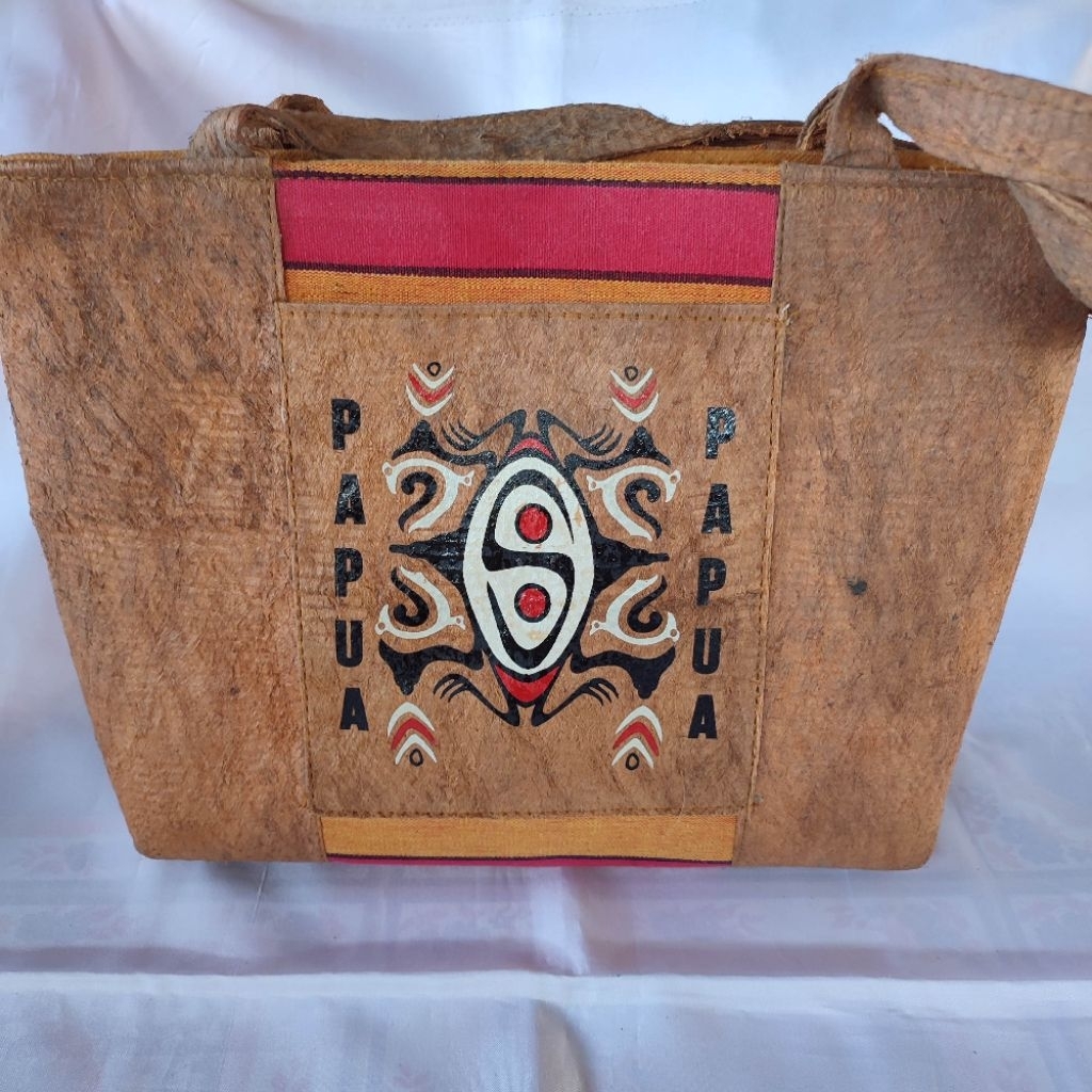 Tas Noken kulit kayu Papua motif Cendrawasih