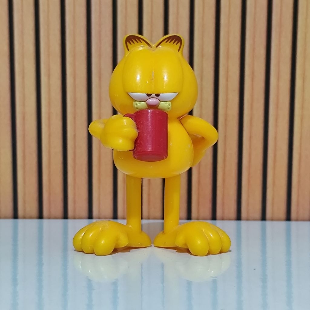 Figure Garfield Cakep