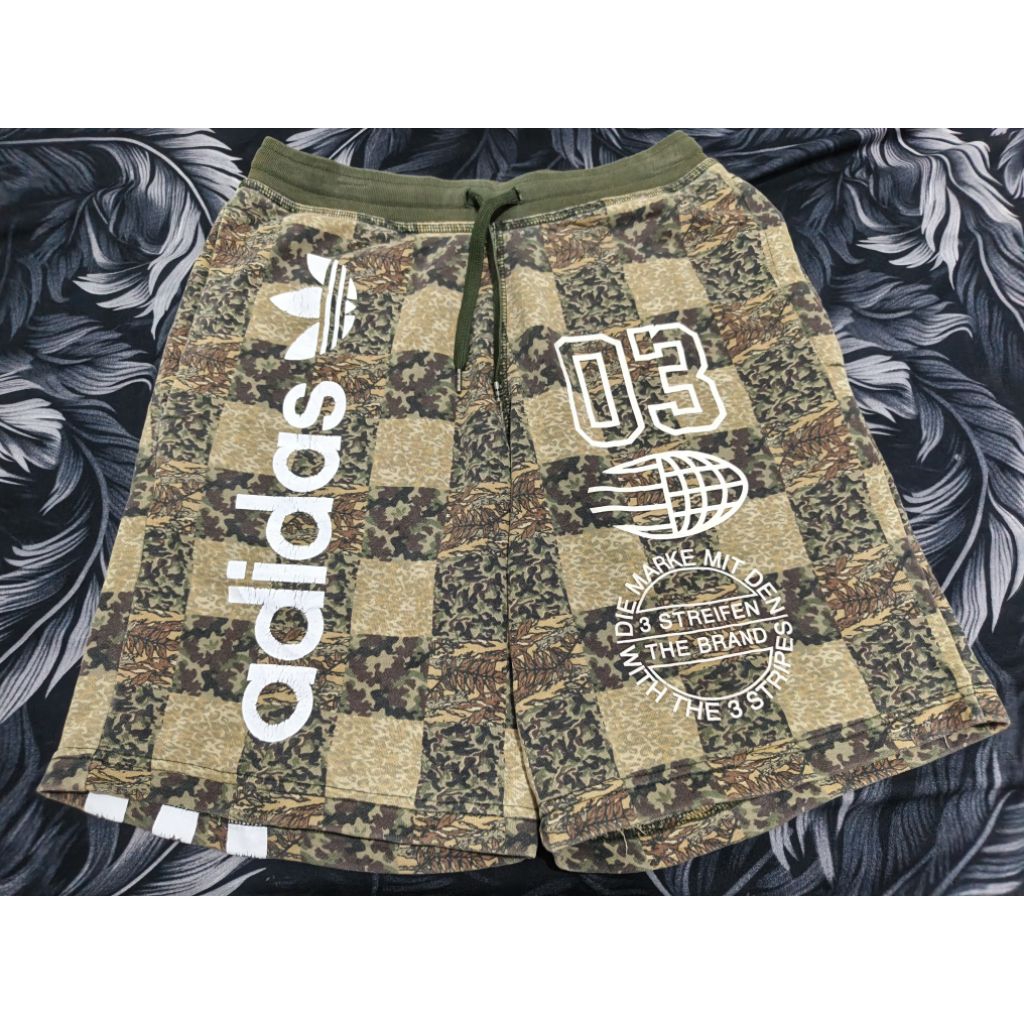 celana pendek adidas threefoil camo