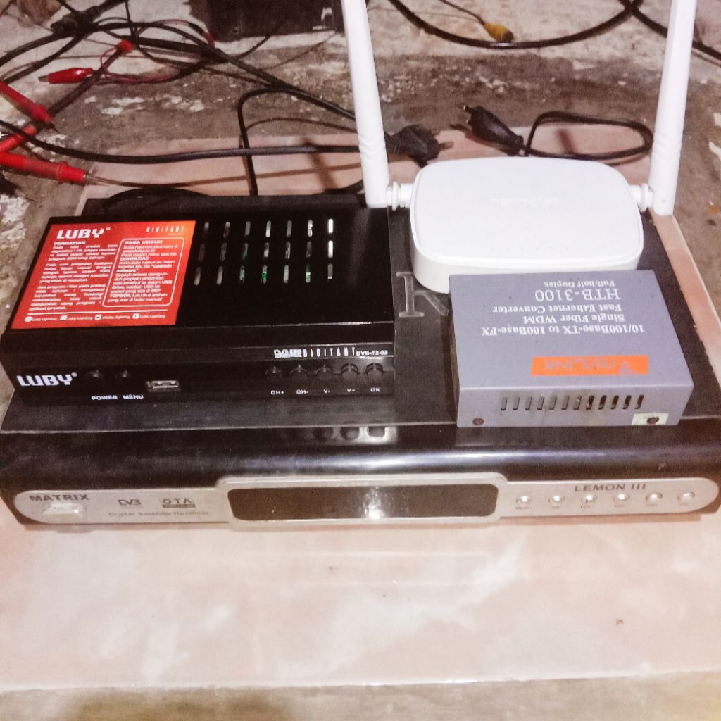 htb 3100 a/b netlink bekas murah / stb matrix apple merah dan pioline | router wifi tenda 301n 2sc 4