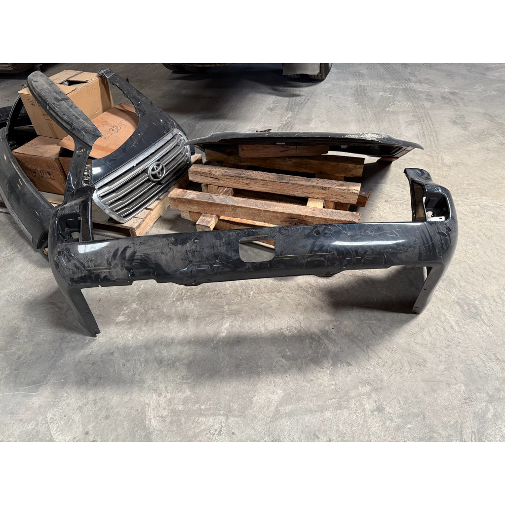 Bumper Belakang Toyota Land Cruiser VX200 Original