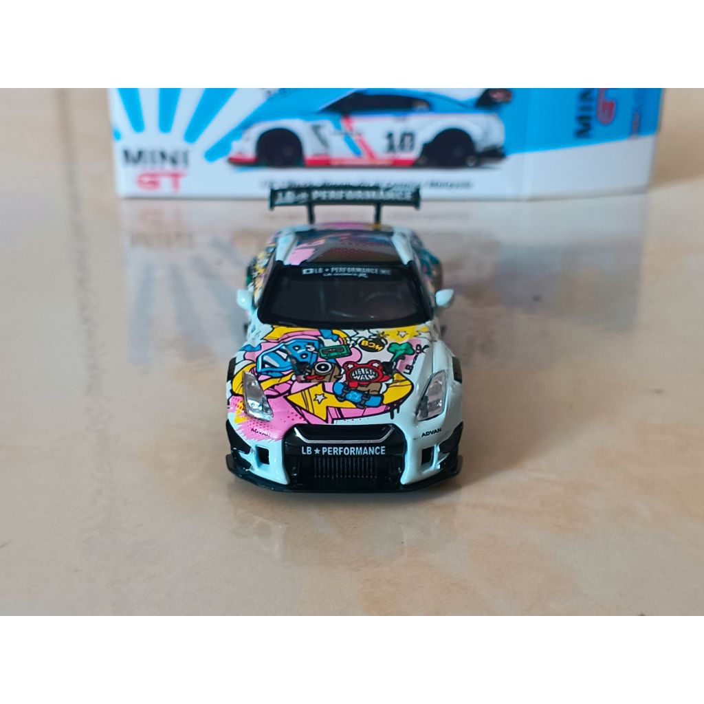 mini GT R35 LBWK kuma grafiti