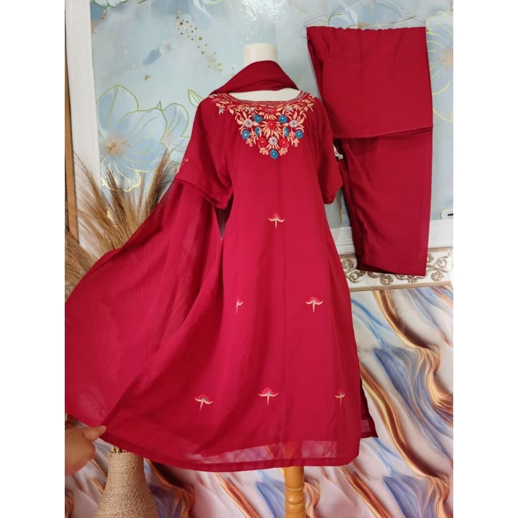 Setelan Kebaya Merah Motif Bordir Bunga Dengan Celana Panjang Dan Syal