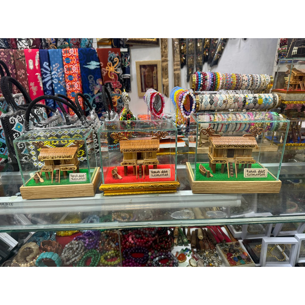 Pajangan Miniatur Rumah Adat Dayak Kalimantan Timur “LAMIN”