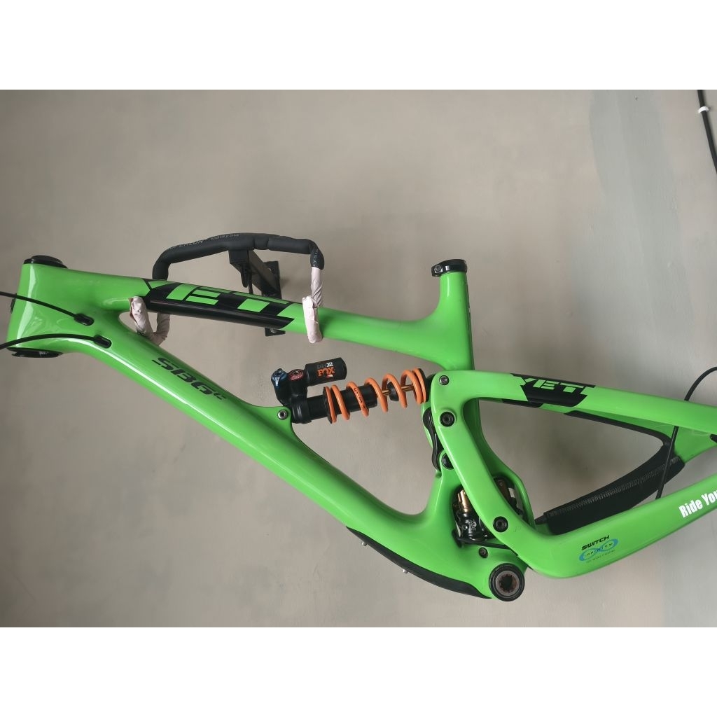 Frame sepeda MTB YETI SB6C carbon size S ,RS FOX DHX2 Spring 400lbs ,Headset TOKEN Baru ,BB GXP