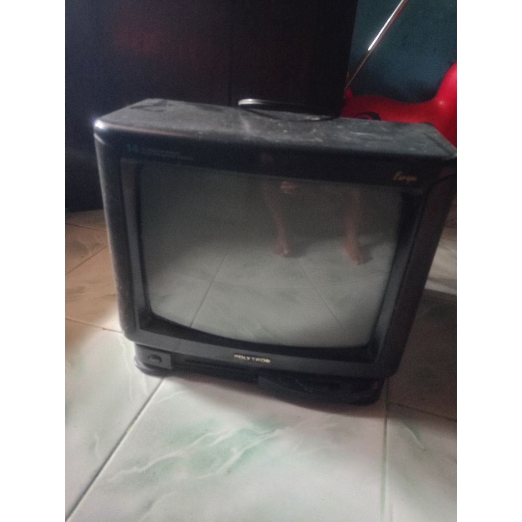 TV tabung 14 inc merk Polytron (kondisi mati)