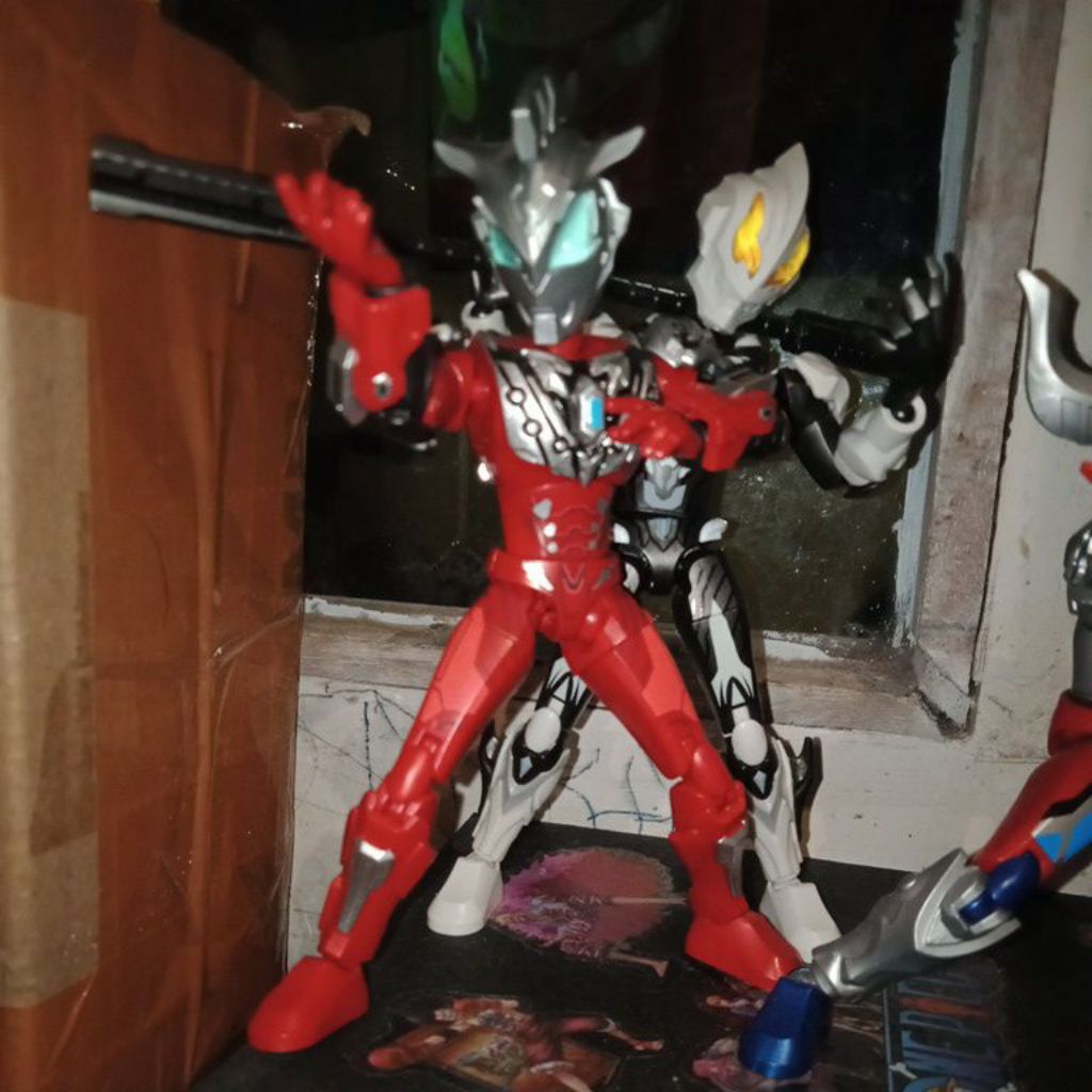 Ultraman geed solid burning (merah)