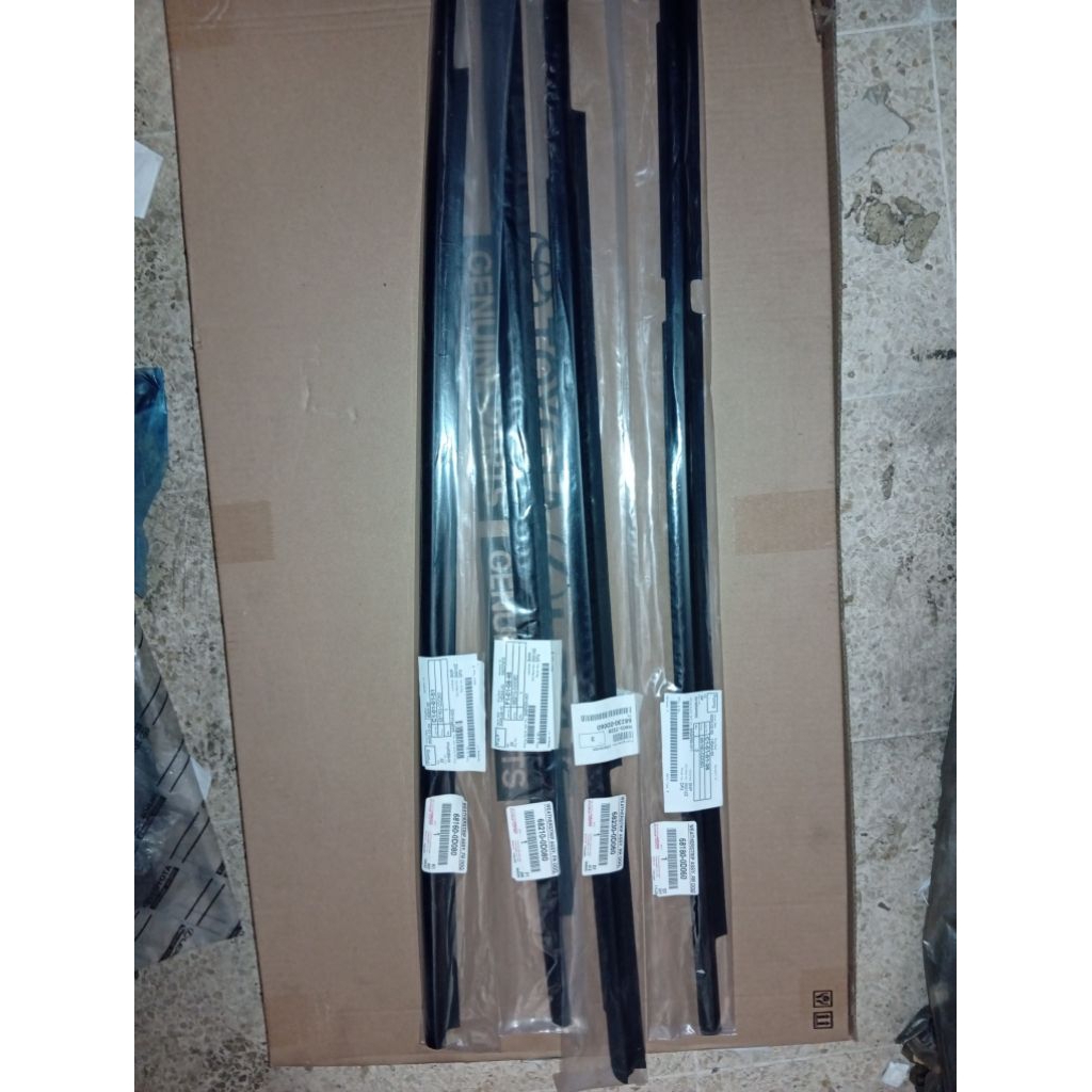 WEATHERSTRIP LUAR DPN/BLK YARIS