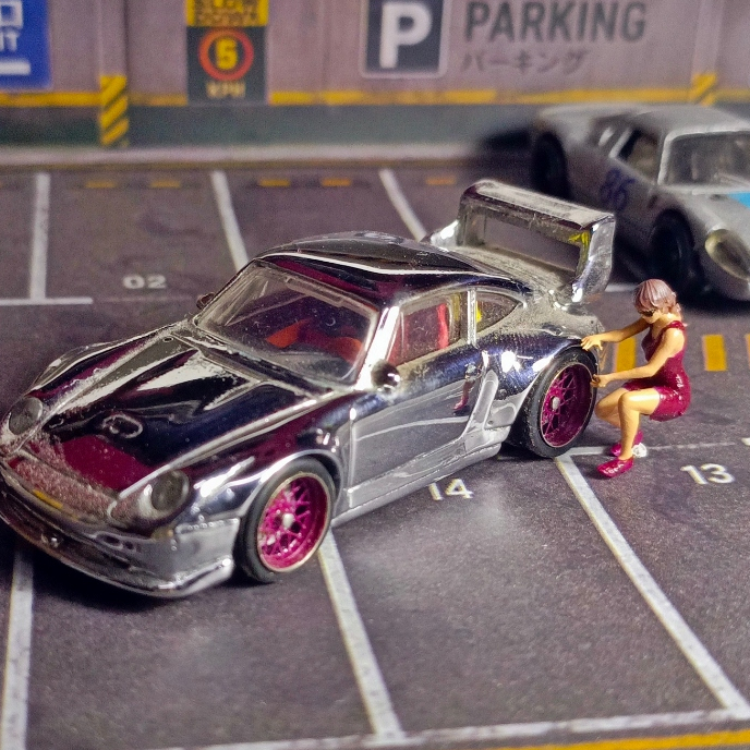 Miniatur Figur Cewek Pose Ganti Ban Mobil Skala 64 - Untuk Diecast Diorama skala 64