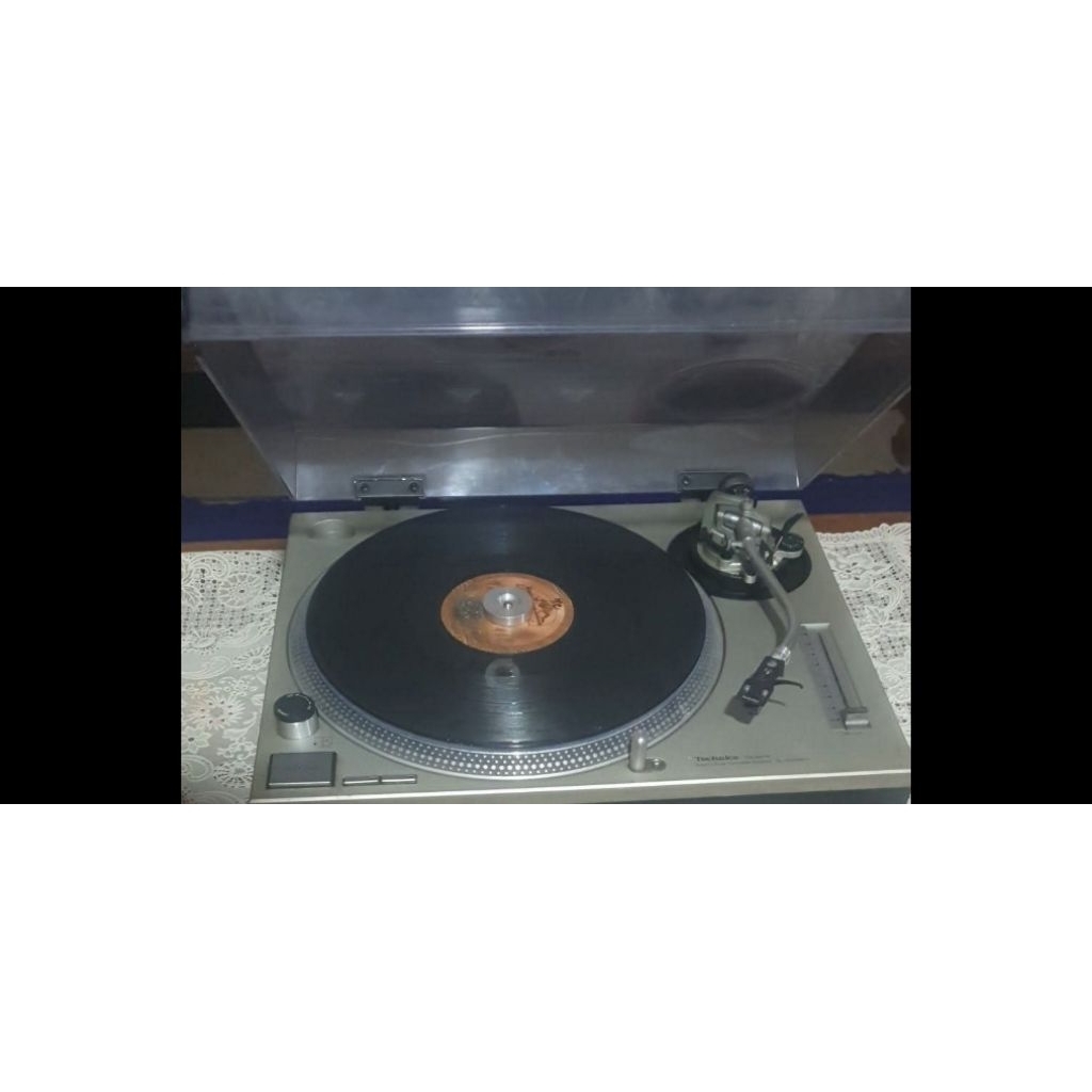 turntable technics quqrtz SL 1200 MK2