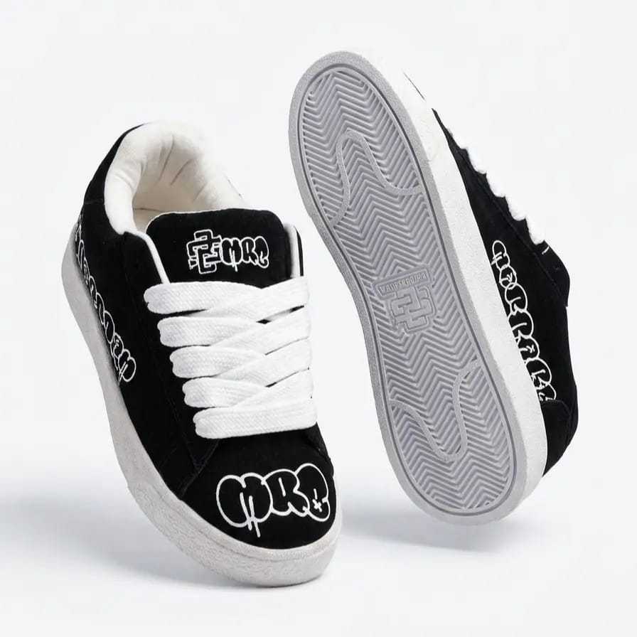 Sepatu Sneakers Grafiti Skena Pria Wanita Hitam Putih Kasual Dengan Desain Elegan Bahan Suede Busa G