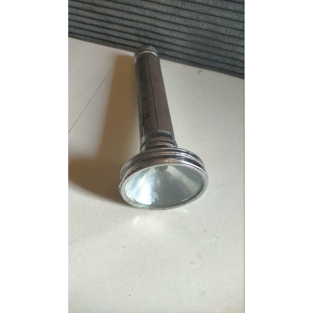 lampu senter jadul 3 baterai masih bisa berfungsi minus ada karatnya dikit