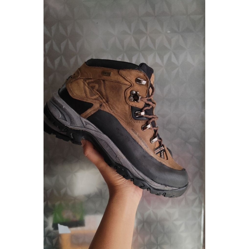 sepatu outdoor gunung hiking SZ 41 second bekas preloved
