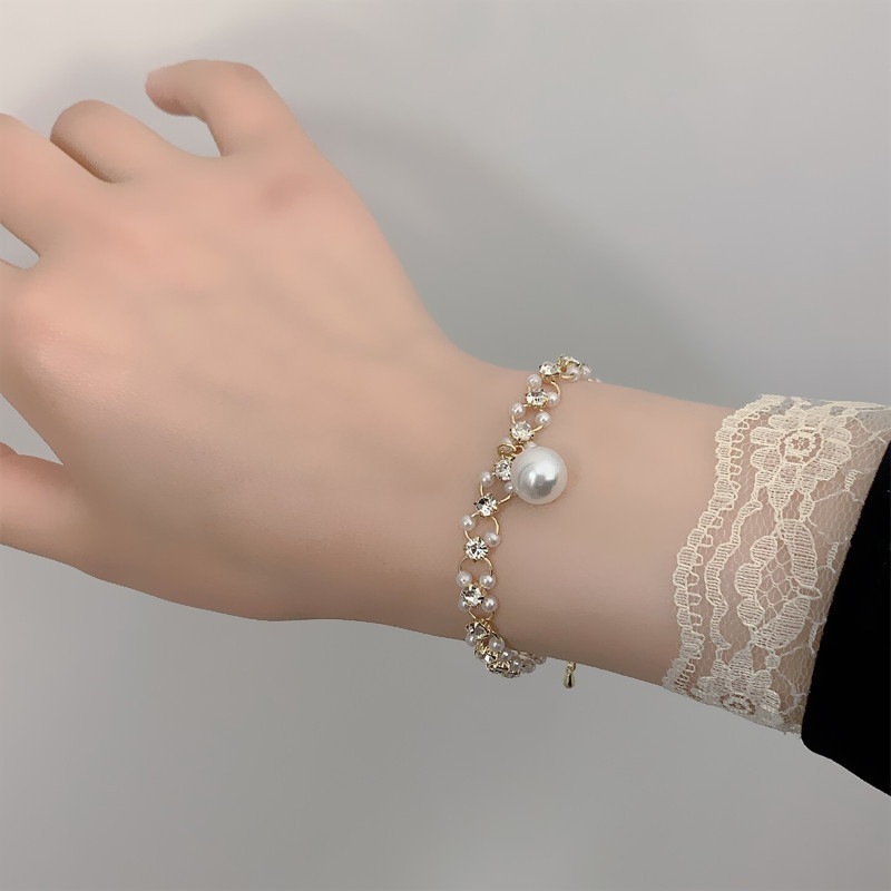 Gelang Rantai Halus dengan Mutiara Putih Besar Pusat dan Kristal Berkilau – Perhiasan Elegan
