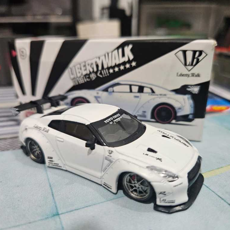 Mini GT LBWK GT-R 35 White #9
