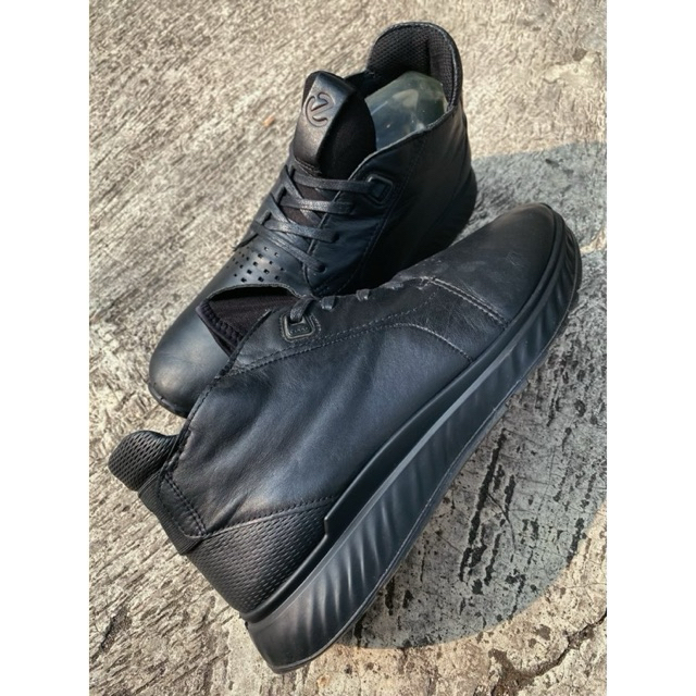 ECCO ST.1 MIDDLE TRIPLE BLACK - 100% AUTHENTIC - SEPATU SNEAKERS EROPA - SIZE 40