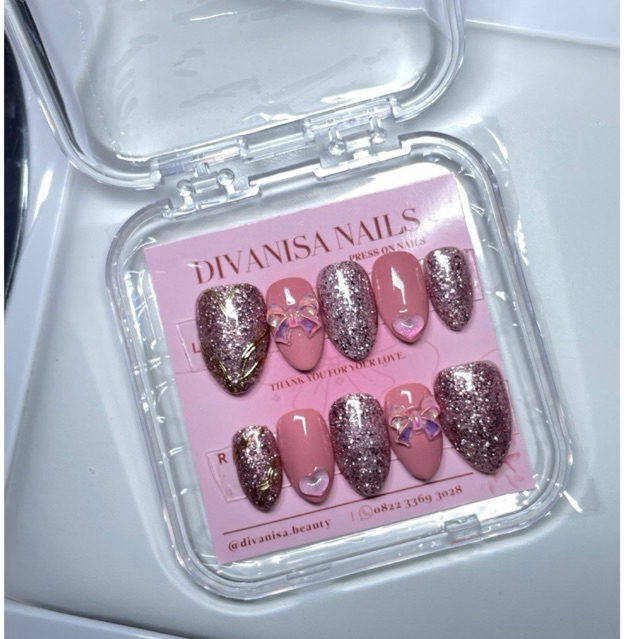 Press On Nails DIVANISA NAILS set kuku palsu glitter pink dengan aksesoris pita