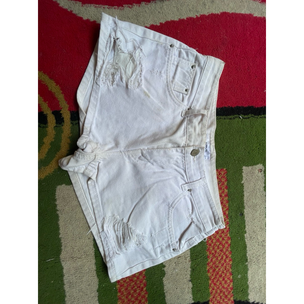 LEVIS PENDEK PUTIH