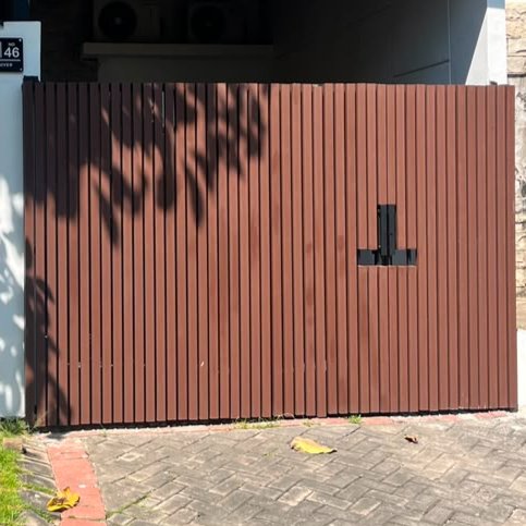 Pagar WPC Panel Motif Kayu Natural dan Modern