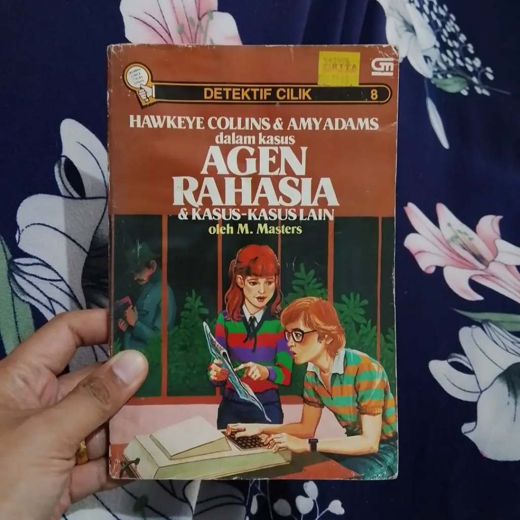 Buku Novel Gramedia Serial Detektif Cilik Hawkeye Collins dan Amy Adams Nomor 08 dalam Kasus Agen Ra
