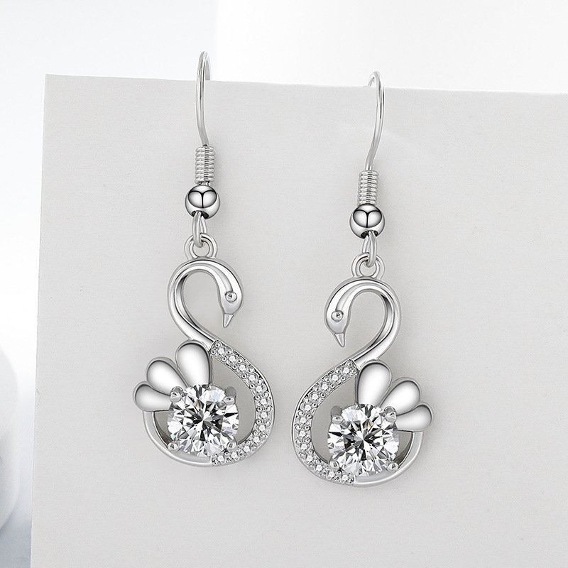 Anting gantung motif angsa putih dengan Berlian Moissanite warna perak untuk wanita