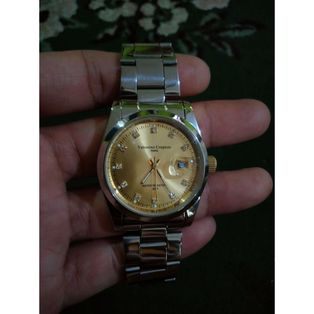 Jam Tangan Valentino Coupeau Paris analog logam warna emas dengan jendela tanggal