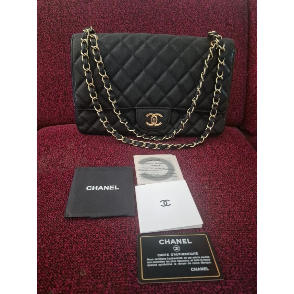 Tas selempang wanita CHANEL model flap berkerut hitam dengan rantai emas