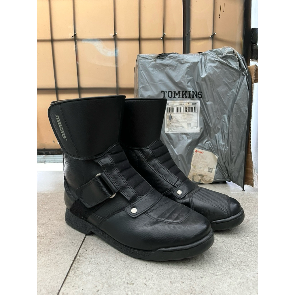 Sepatu Touring Tomkins