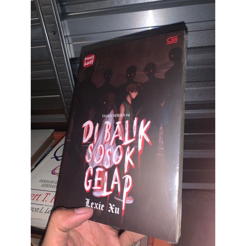 preloved novel di balik sosok gelap