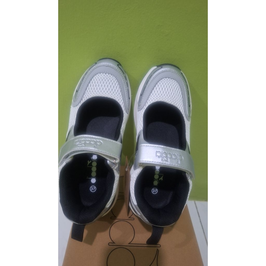 Sepatu Wanita Diadora