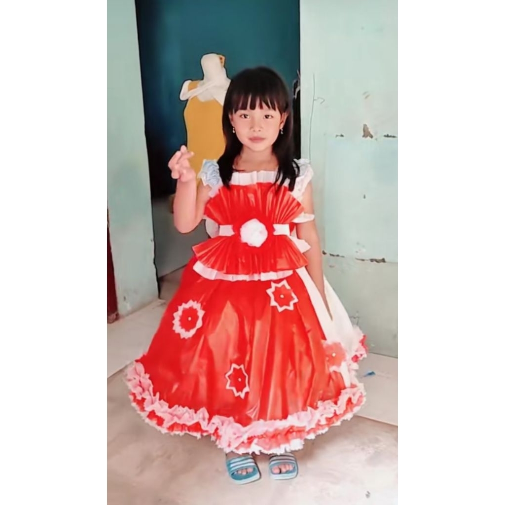 Kostum karnaval daur ulang plastik kresek