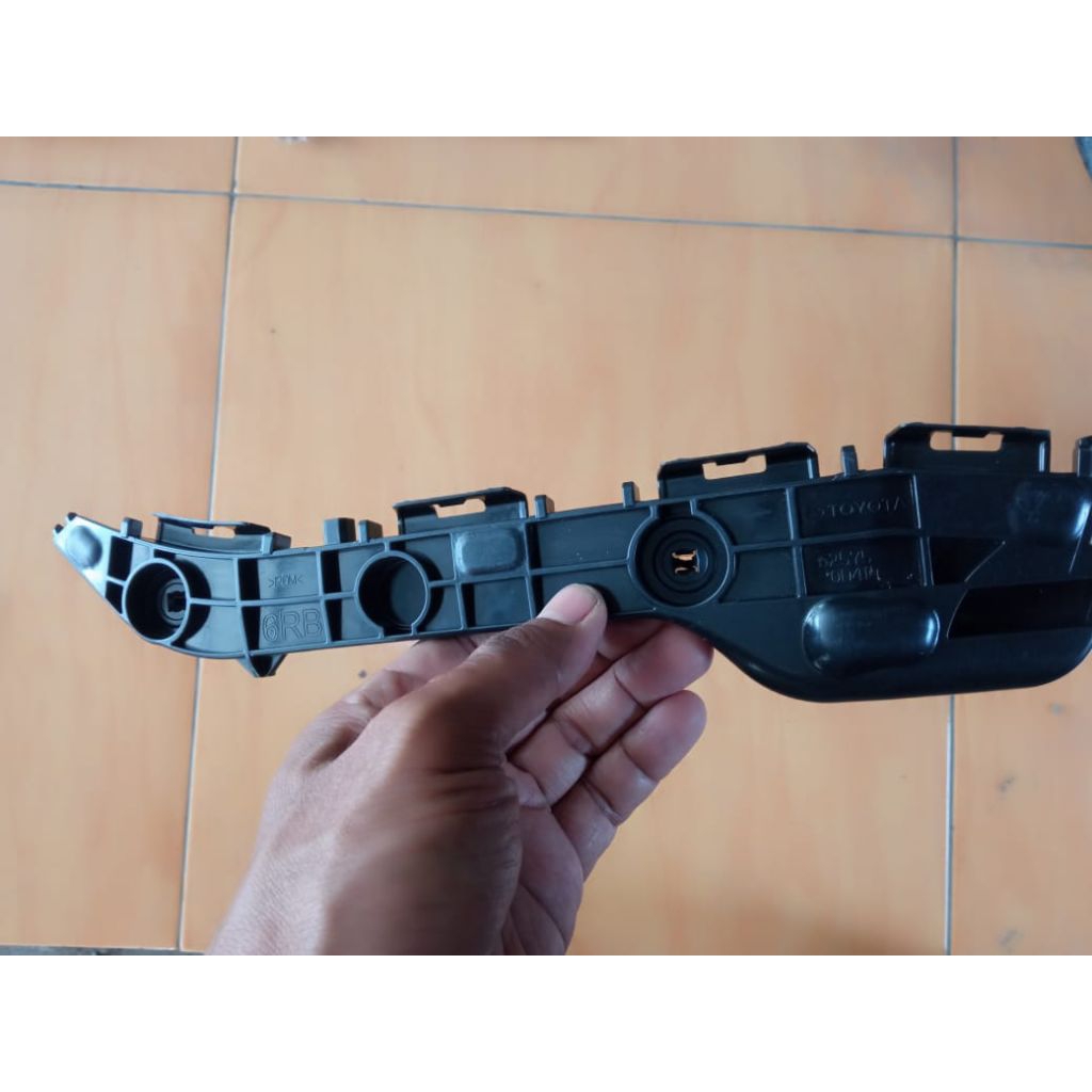 Bracket bemper belakang kanan Yaris 2017