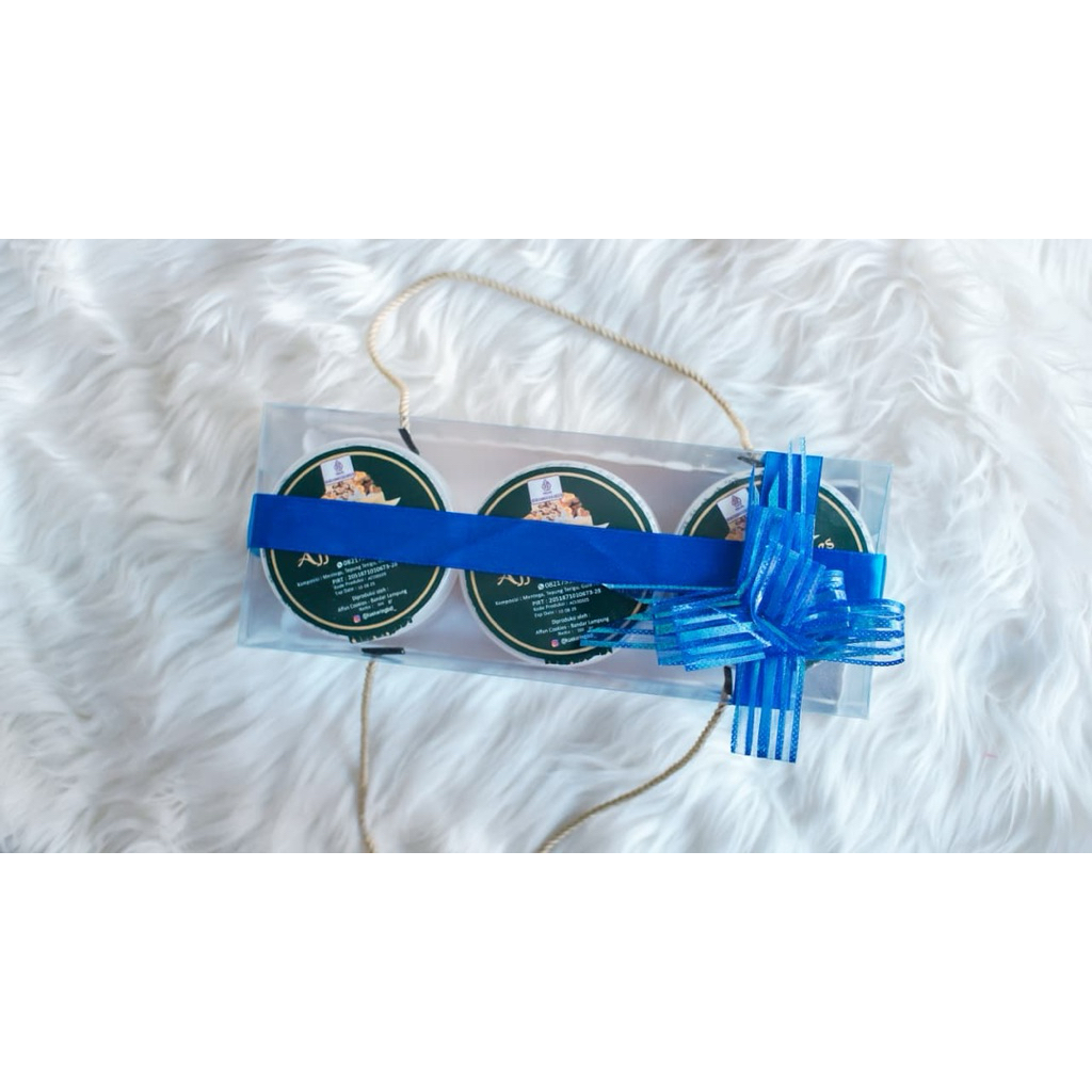 

Hampers kue kering cookies homemade isi 3 Nastar premium,putri salju choco chips 350gram