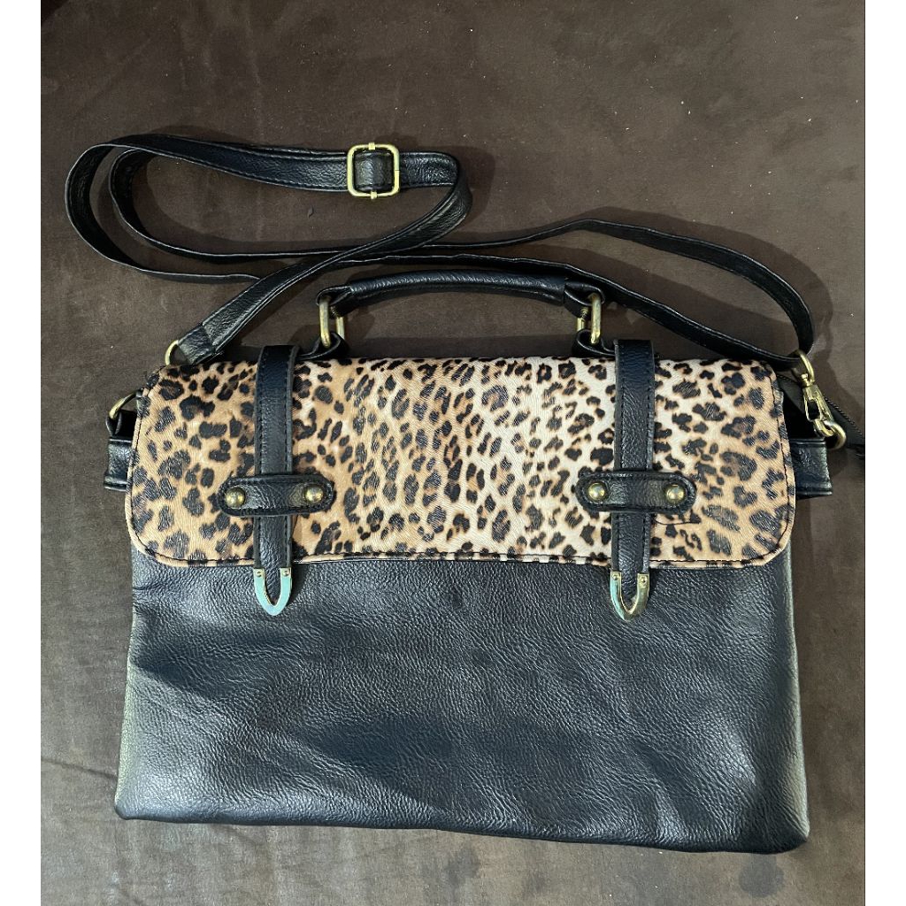 Preloved second sling bag leopard motif