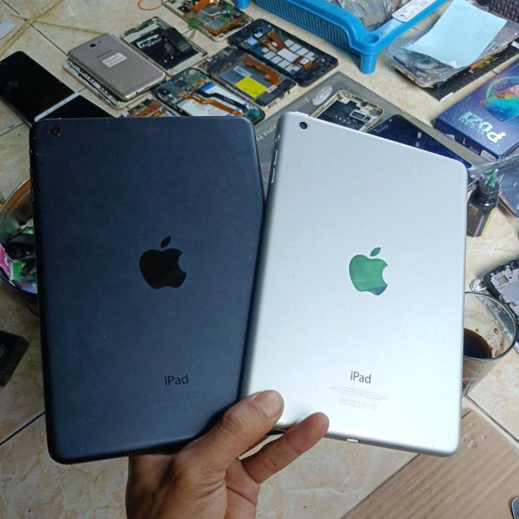 UNIT IPAD MINI MODEL A1432 WIFI ONLY MINUS LCD DAN LOCK MESIN SUDAH TES HIDUP NORMAL!!