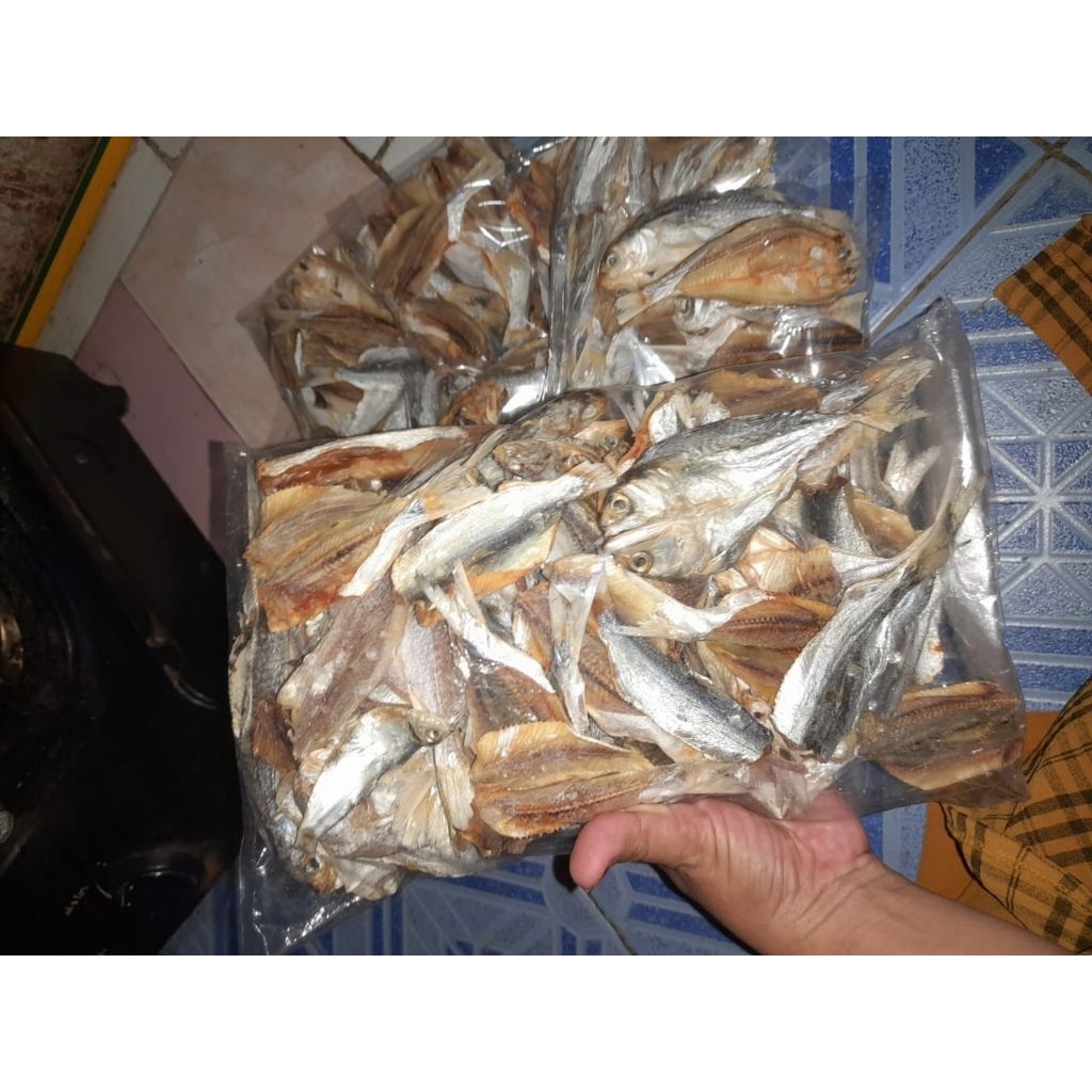 

Ikan Asin[Sedang] Belahan 100gram