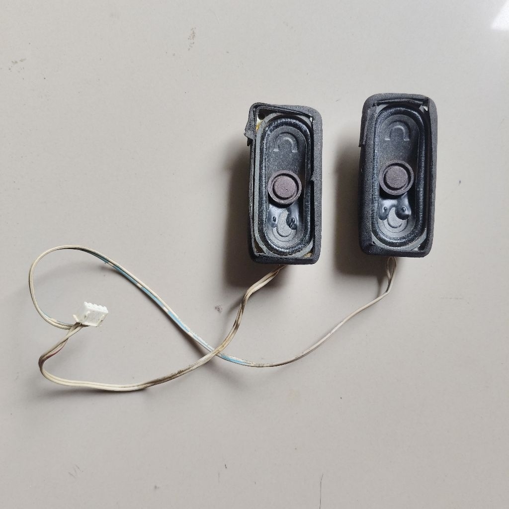 Speaker Salon Speaker TV LCD LED 24 Inch Akari LE-24P57 cabutan normal siap rakit fisik sesuai Poto 