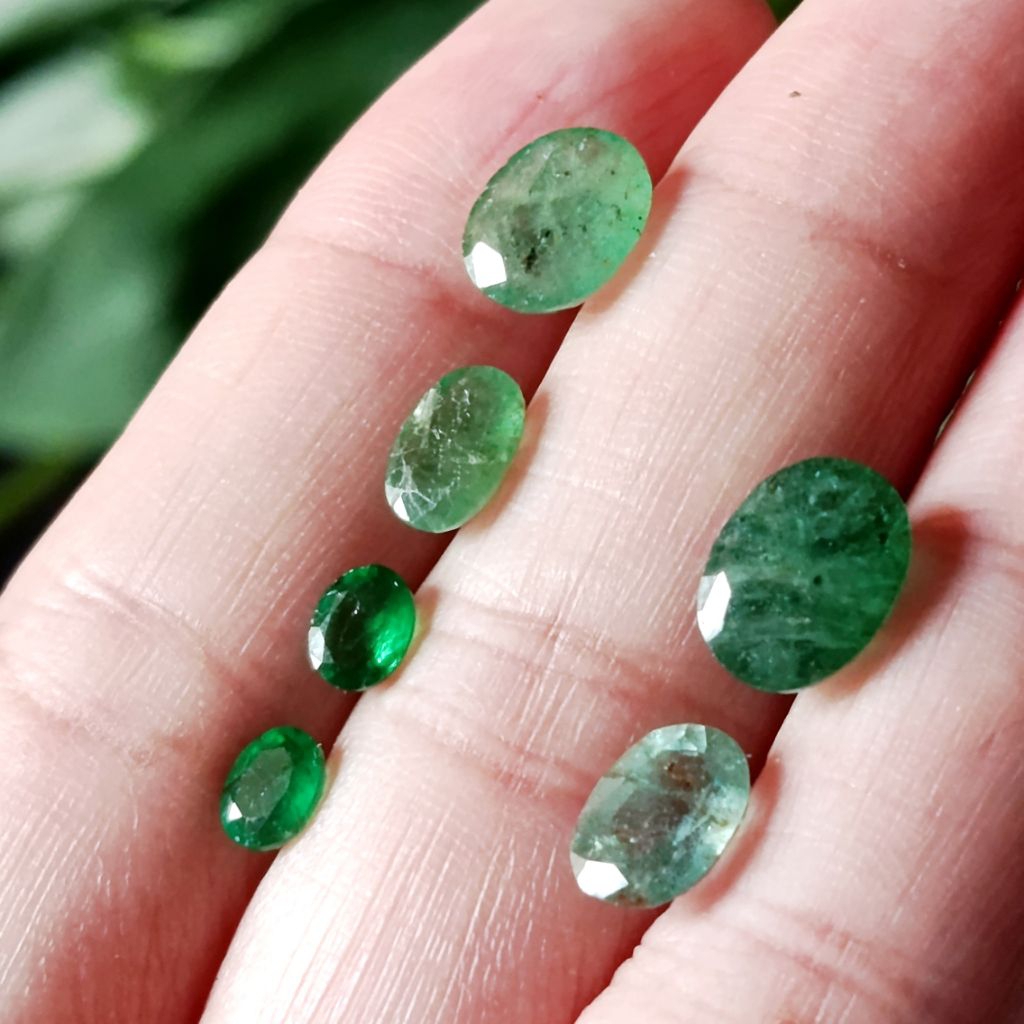 Batu Permata Natural Zamrud / Emerald Zamrud Cutting Oval (C) Est Ethiopia/Colombia